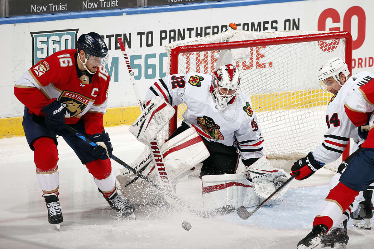 Kevin Lankinen torjuu Chicagon maalilla.