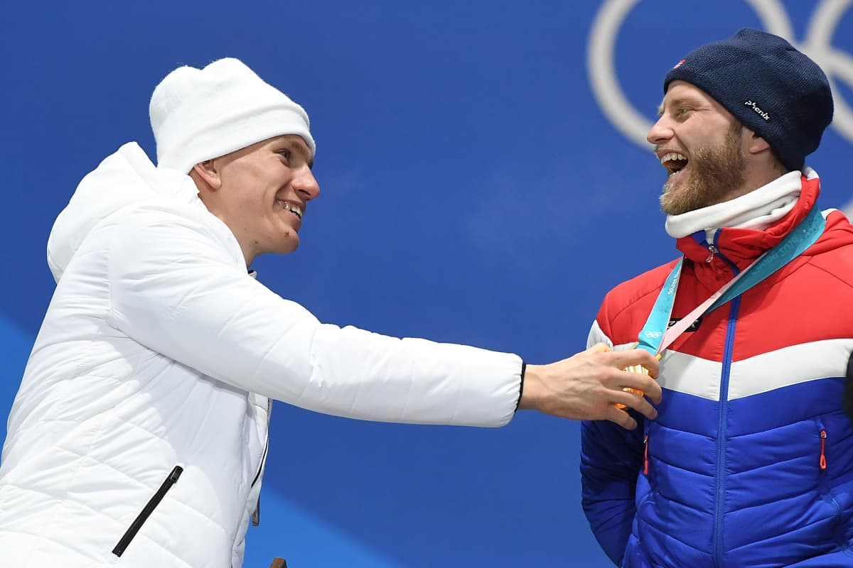 Aleksandr Bolshunov osaa tarvittaessa myös hassuttelun taidon. Pyeongchangin olympialaisissa 2018 Bolshunov yritti "ryövätä" Norjan Martin Johnsrud Sundbyn kultamitalin.