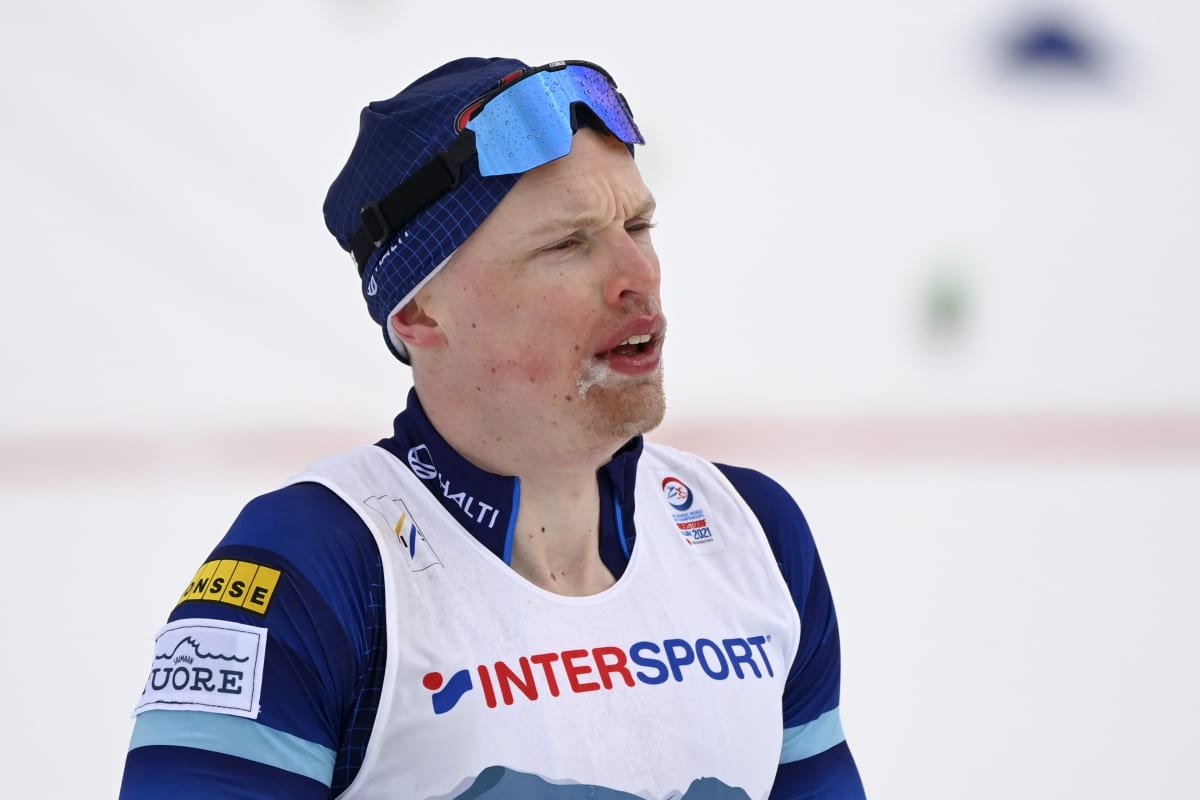 Iivo Niskanen pettyneen näköisenä maalissa 50 kilometrin perinteisen jälkeen Oberstdorfin MM-kisoissa.