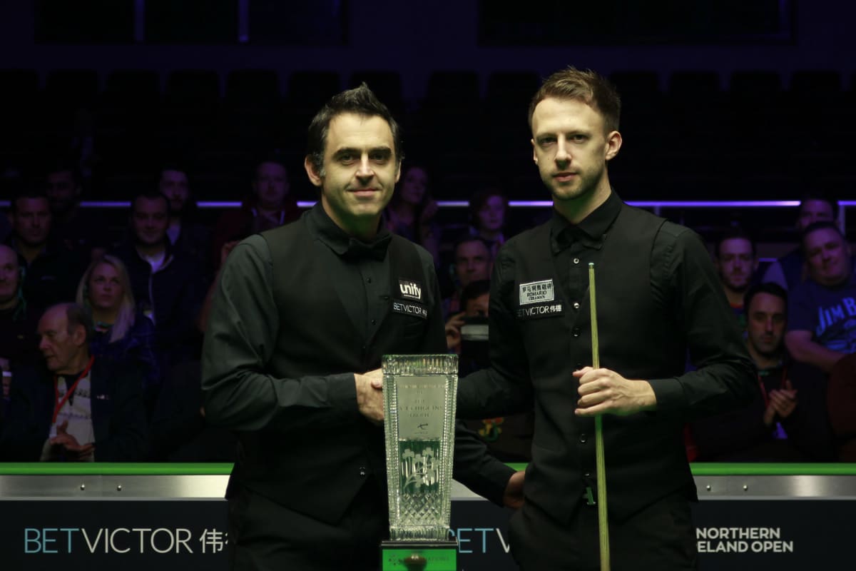 Snookerin supertähdet Ronnie O'Sullivan ja Judd Trump ovat harvoja pelaajia, jotka käyttävät edelleen vanhoja liituja.