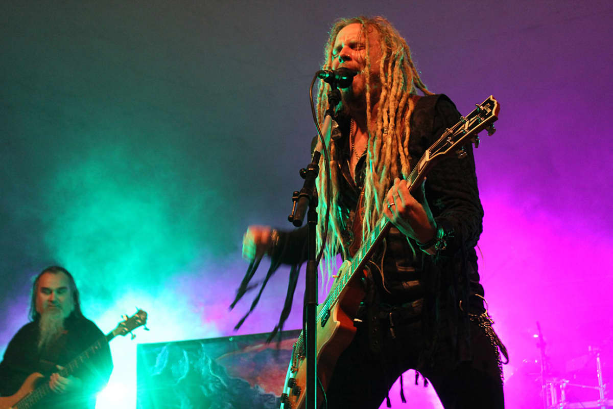 Korpiklaani-yhtye lavalla.