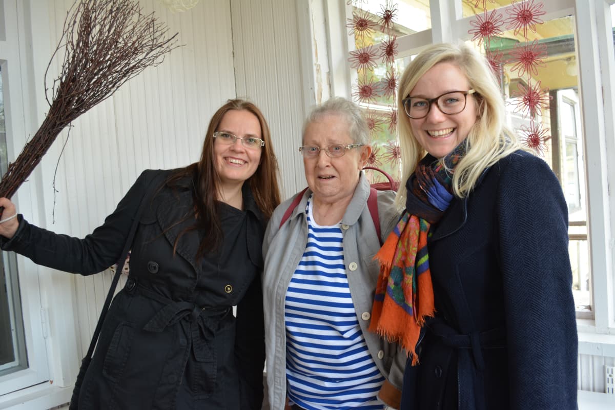 Helsinkiläinen teatteri-ilmaisun ohjaaja Helena Leminen ja tanskalainen Vika Mia Dahlberg-Hansen ovat lähteneet Ylä-Kainuuseen keräämään tarinoita paikallisista vanhoista naisista. Puolangalla he törmäsivät Anja Alanteeseen.