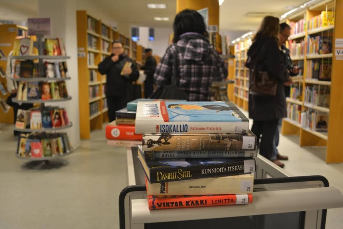 Kemin kirjastolla ihmisiä