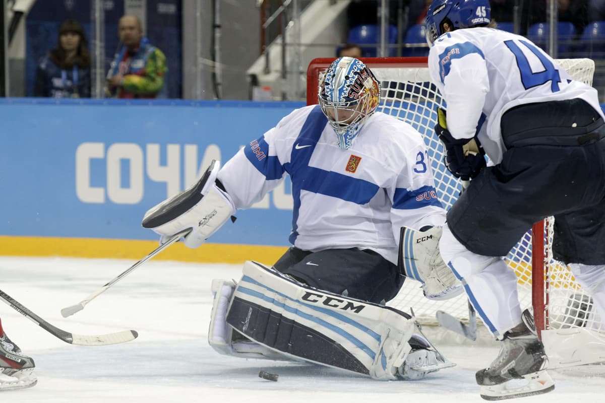 Kari Lehtonen torjuu.