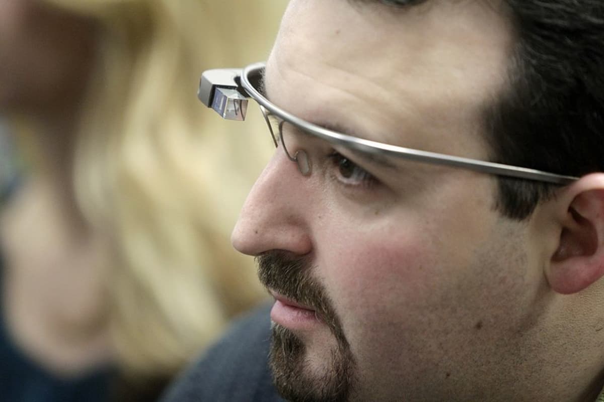 Mobiilikehittäjä Maximiliano Firtman esitteli Google Glassia Latviassa 4. marraskuuta 2013.
