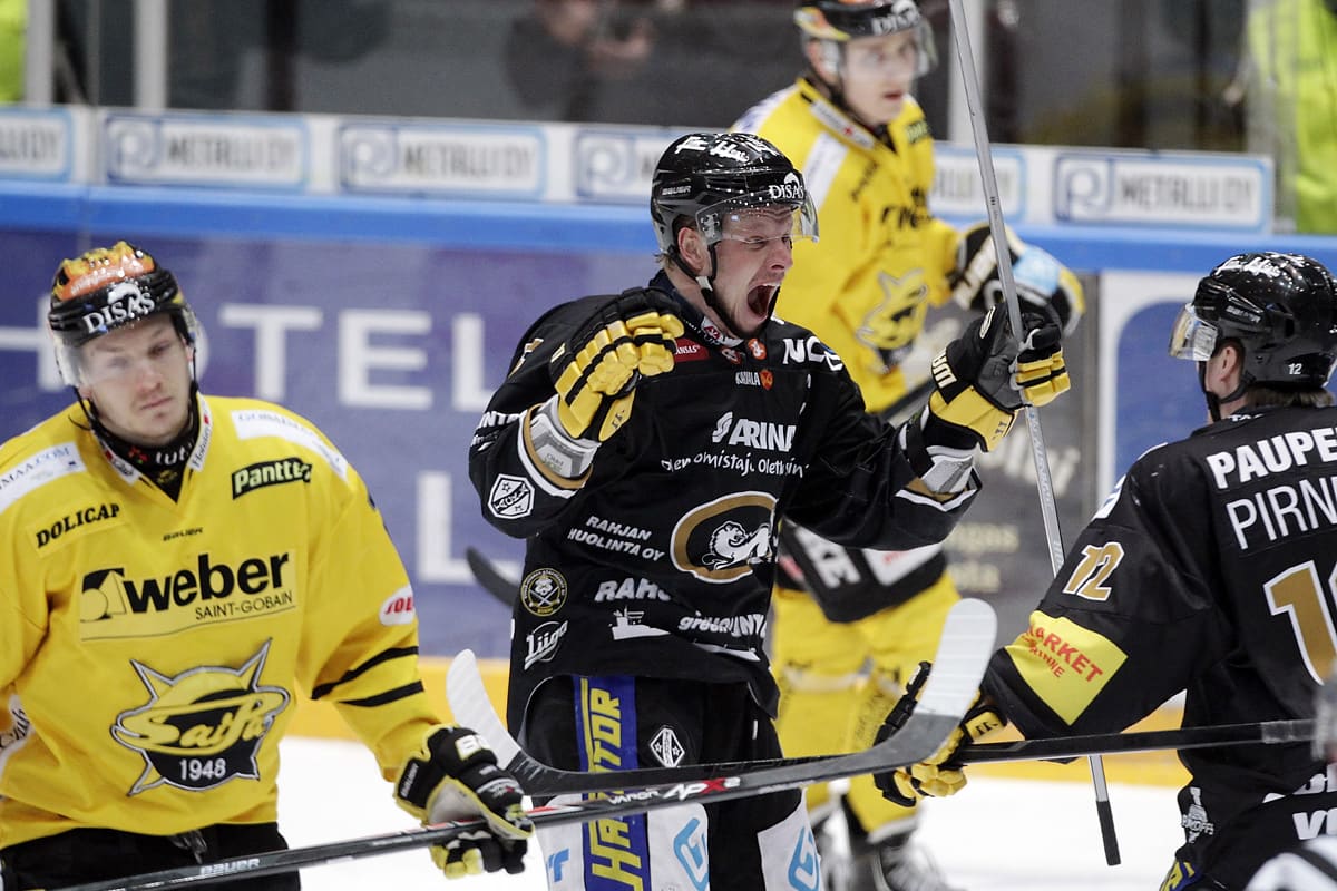 Lasse Kukkonen ja Esa Pirnes juhlivat Kärppien avausmaalia.
