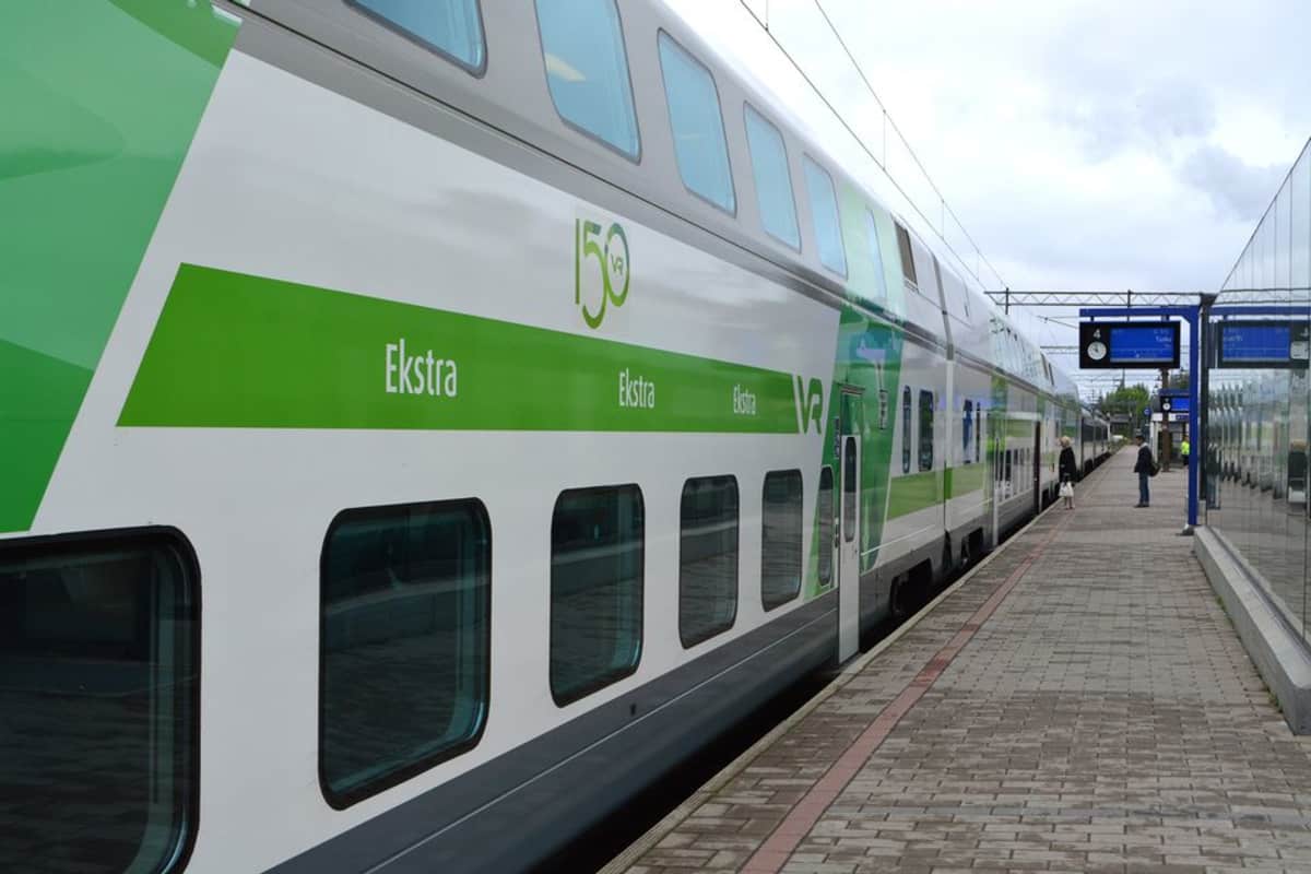Intercity-juna rautatieasemalla.