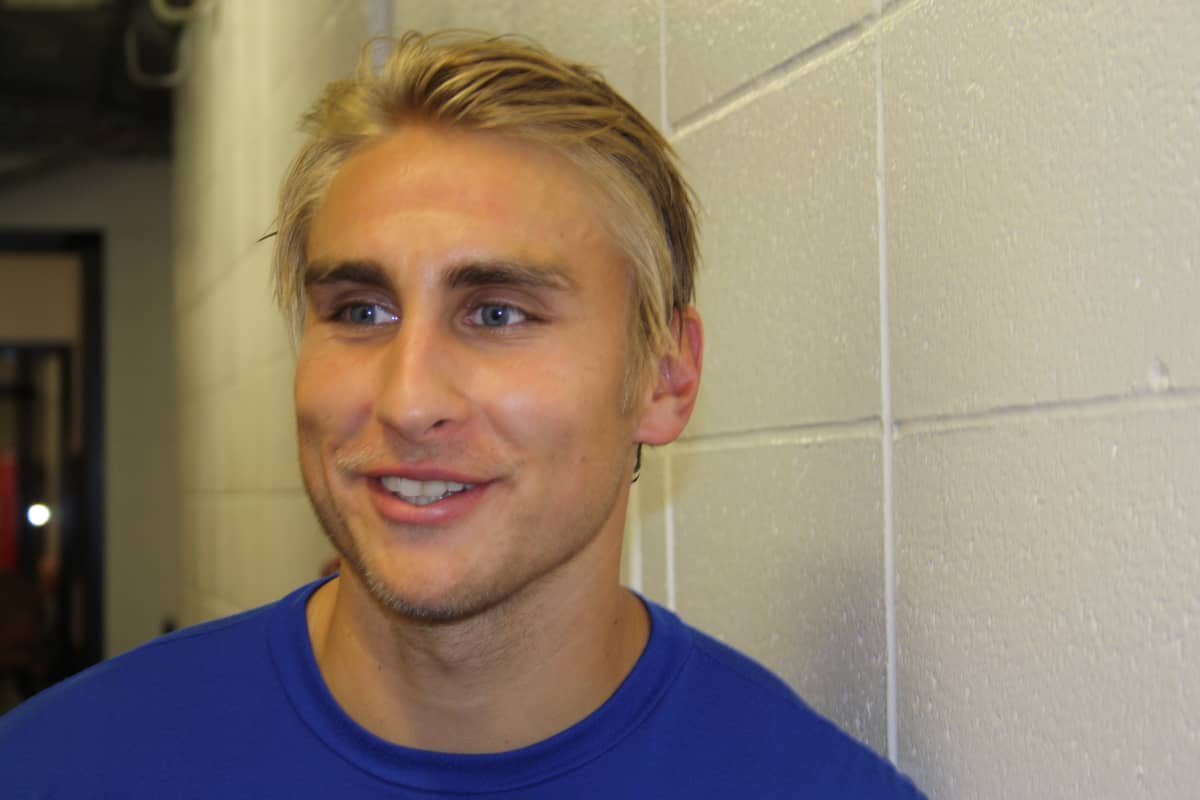 Valtteri Filppula hymyilee haastattelussa pukukopin käytävällä.