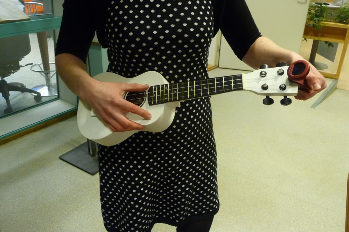 Outi Koivuniemi virittämässä ukulelea.