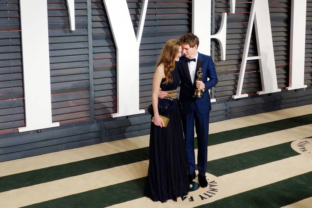 Oscar-palkittu britti-näyttelijä Eddie Redmayne vaimonsa kanssa Vanity Fairin järjestämiin Oscar-gaalan juhliin Hollywoodissa 22. helmikuuta.