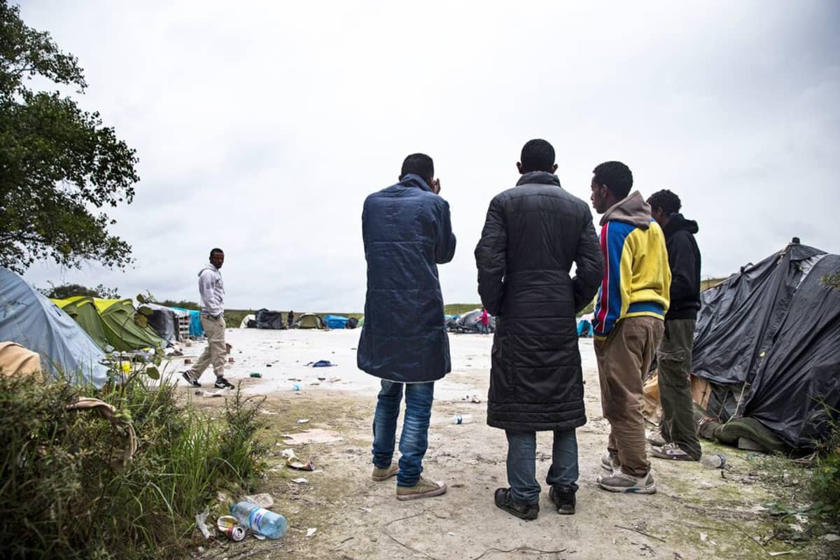 Eritreasta paenneiden pystyttämä leiri Calais`ssa, Pohjois-Ranskan rannikolla, elokuussa 2014. Pakolaiset pyrkivät Iso-Britanniaan Ranskan läpi kulkevien rekkojen kyydissä.