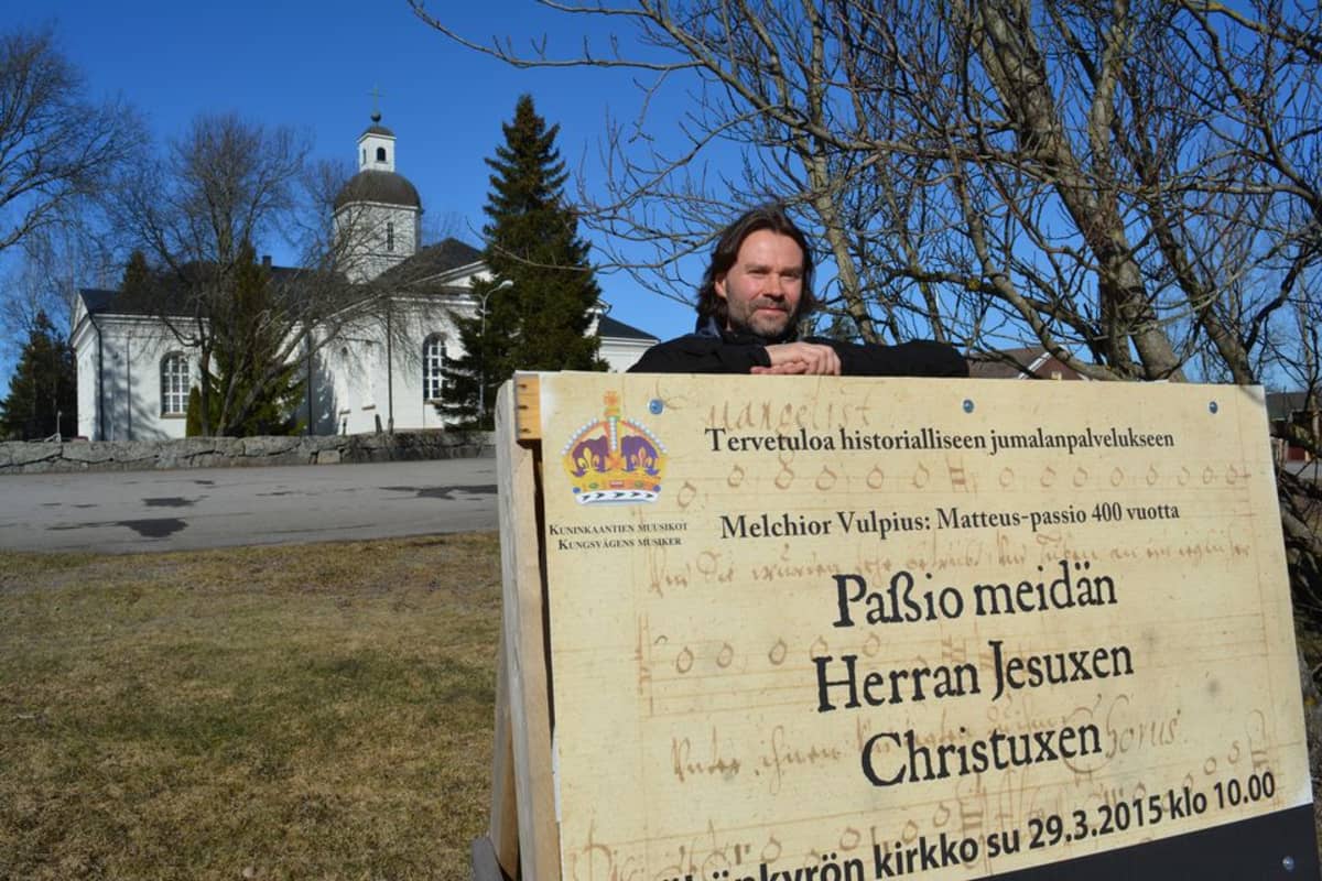 Kirkkoherra Petri Hautala iloitsee palmusunnuntaina järjestettävästä historiallisesta Matteus-passio -esityksestä.