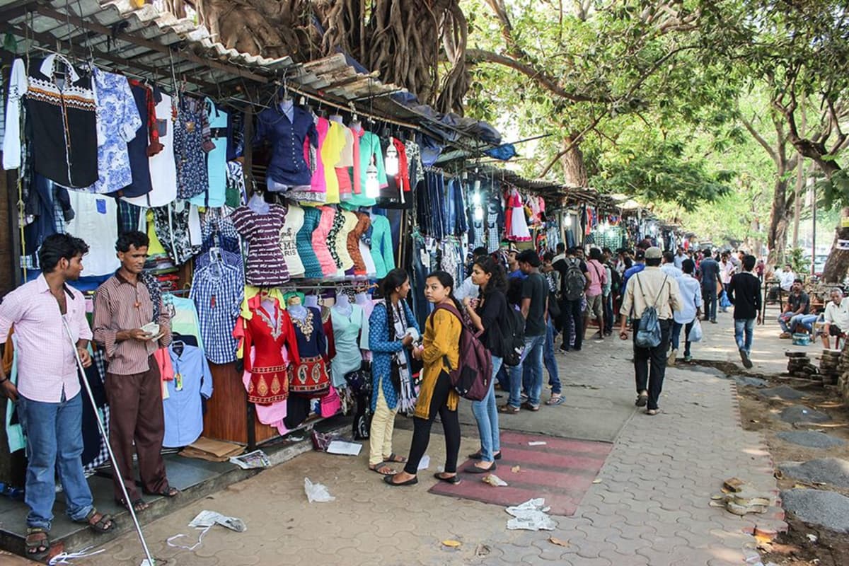 Etelä-Mumbaissa sijaitsevan Fashion Streetin yli 300 katukojussa myydään edullisia vaatteita ja asusteita. Kauppoja hieroessa hinnasta on syytä tinkiä.