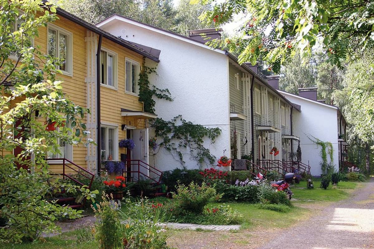 Rivitalojenb julkisivua.