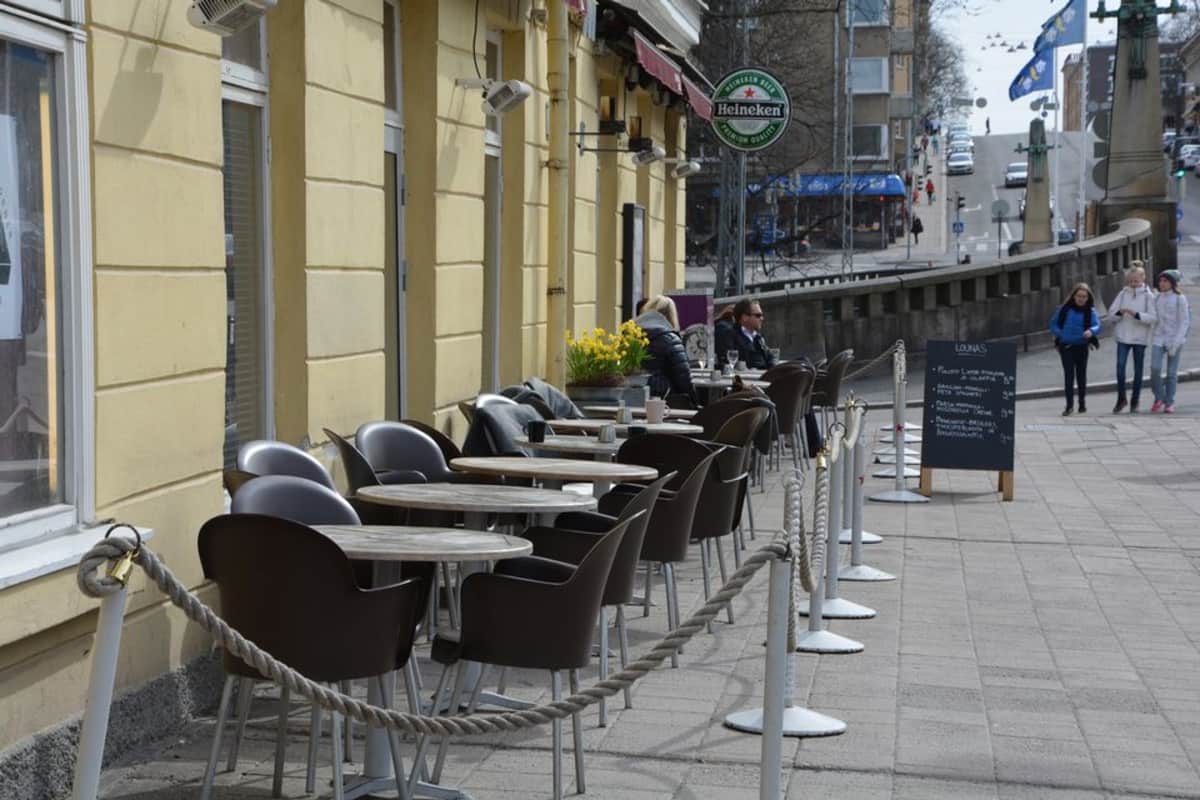 Ravintolan terassi ei tarvitse patiota tai iso aitaa. Riittää, kun anniskelualue on erotettu selkeästi.
