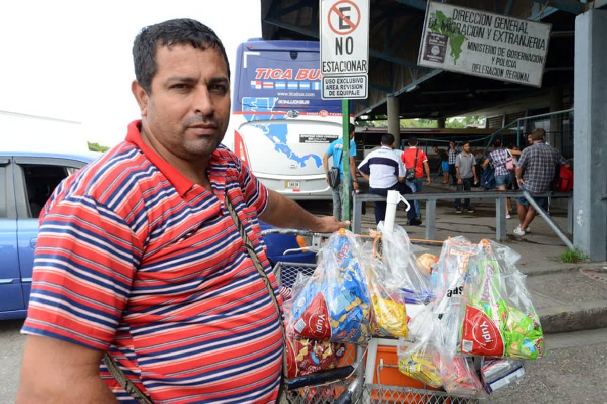 Carlos Zunega menetti 400 dollarin tavarat poliisin ratsiassa Costa Ricassa.