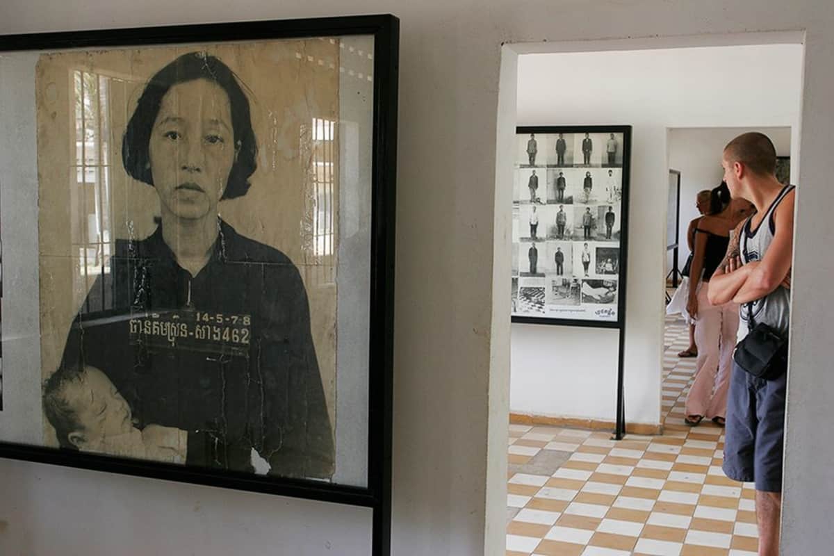 Punakhmerien kidutuskeskus Tuol Sleng on suosittu ja suositeltava vierailukohde Phnom Penhissä.