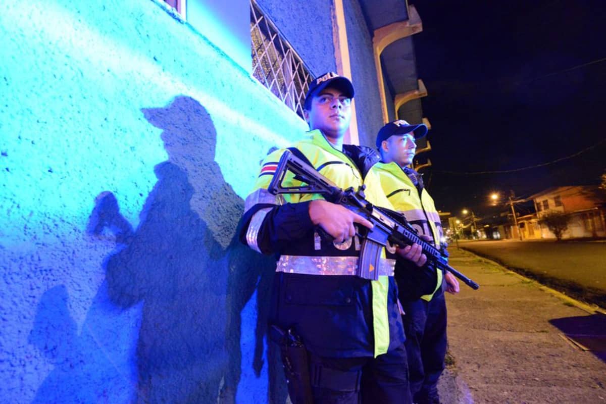 Costaricalaiset poliisit aseet käsissä.