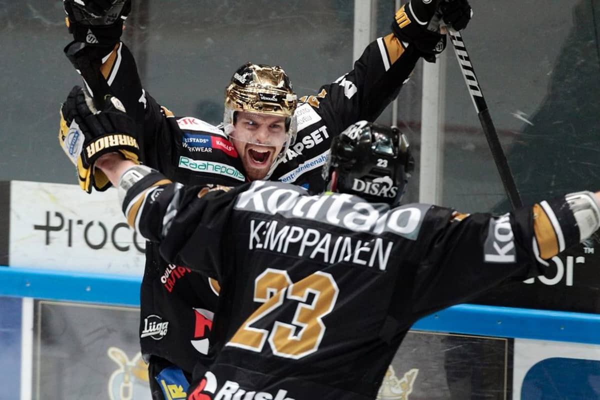 Joonas Donskoi ja Joonas Kemppainen tutussa puuhassa