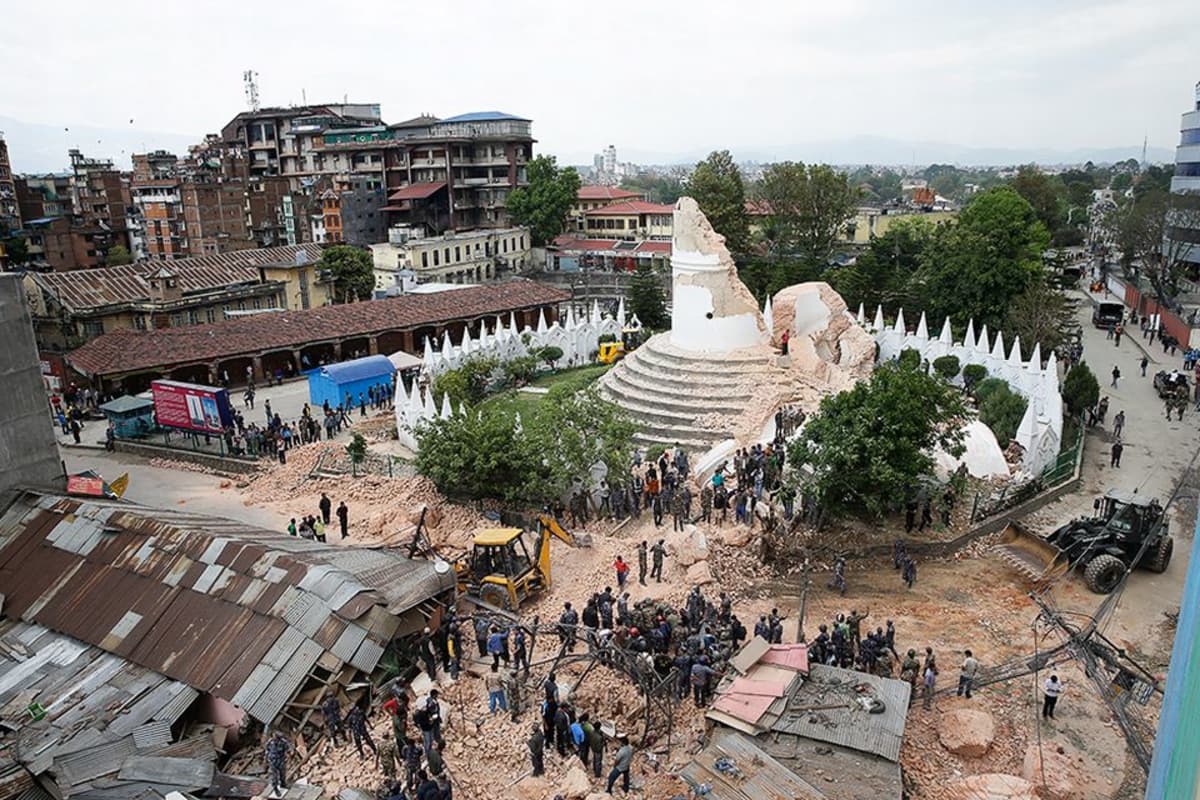 Maanjäristyksessä romahtaneen Dharahara-tornin rauniot Kathmandussa.