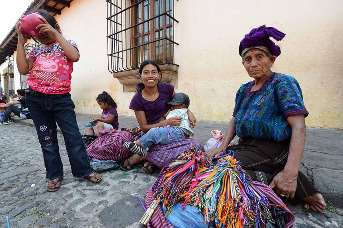 Nainen lapsineen Antiguass Guatemalassa.