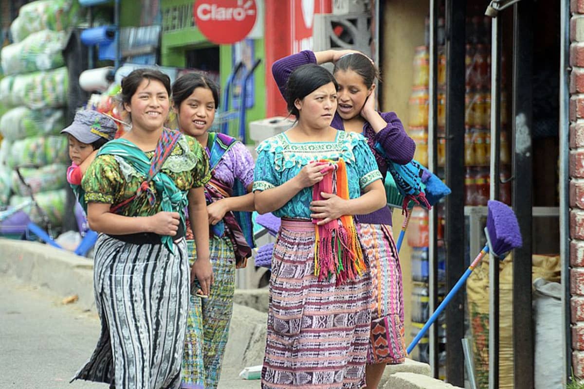Guatemalan ylätasangolla intiaaninaiset käyttävät perinnevaatteitaan lähes aina.