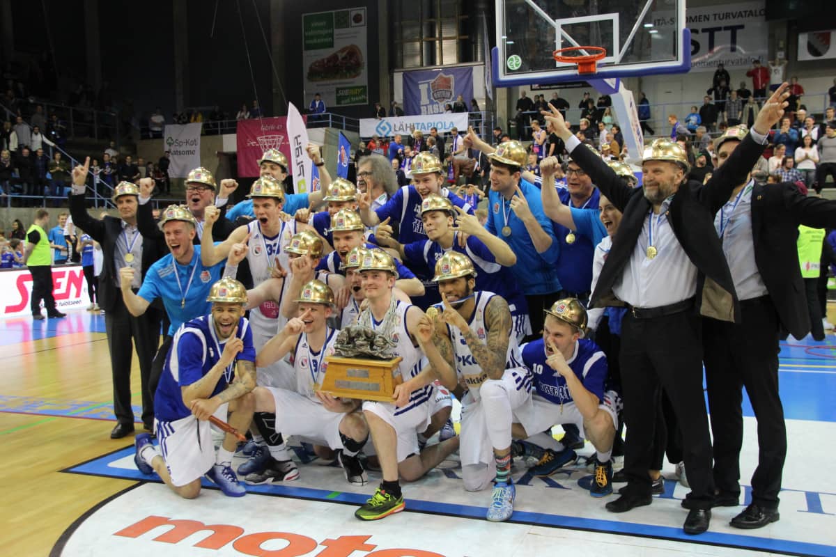 Joensuun Katajan kultamitalijoukkue 2015.