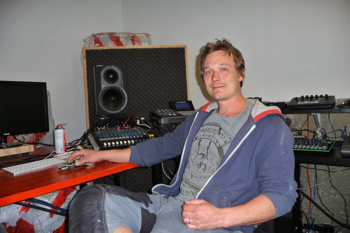 Yrittäjä Matti Sarin studiossa Tampereen Musakeskuksessa
