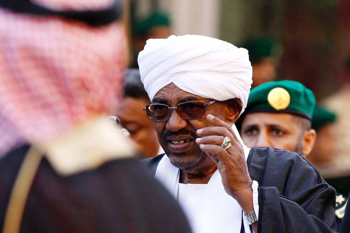 Sudanin presidentti Omar al-Bashir valokuvattuna Saudi-Arabiassa tammikuussa 2015.