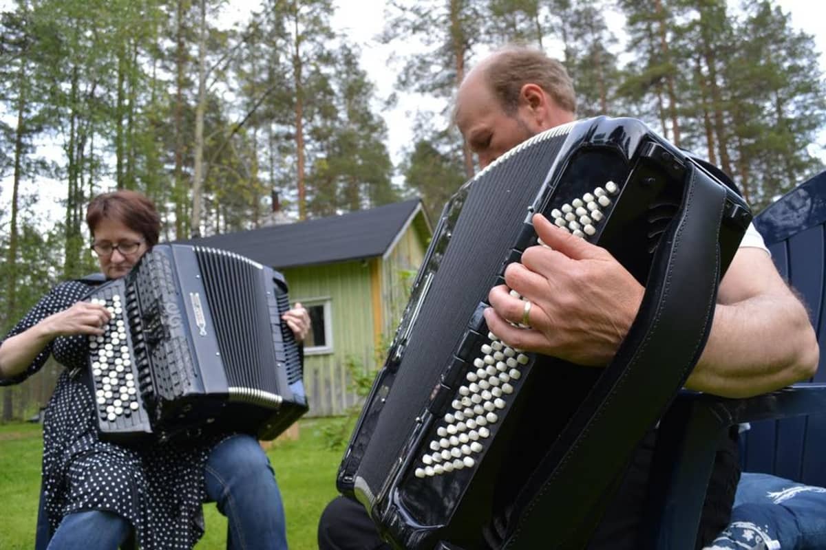Pariskunta musisoimassa haitarilla.