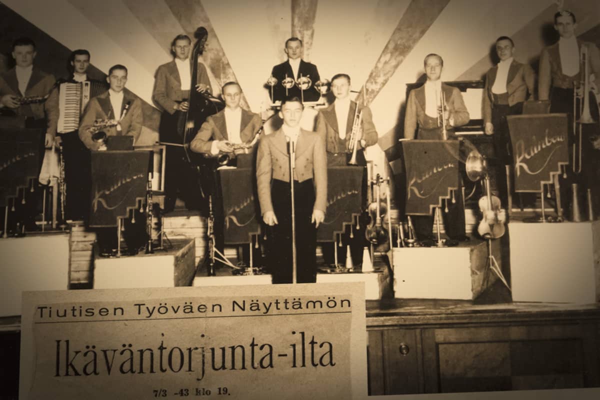 Olavi Virta orkestereineen Tiutisen Työväen Näyttämöllä 1943.