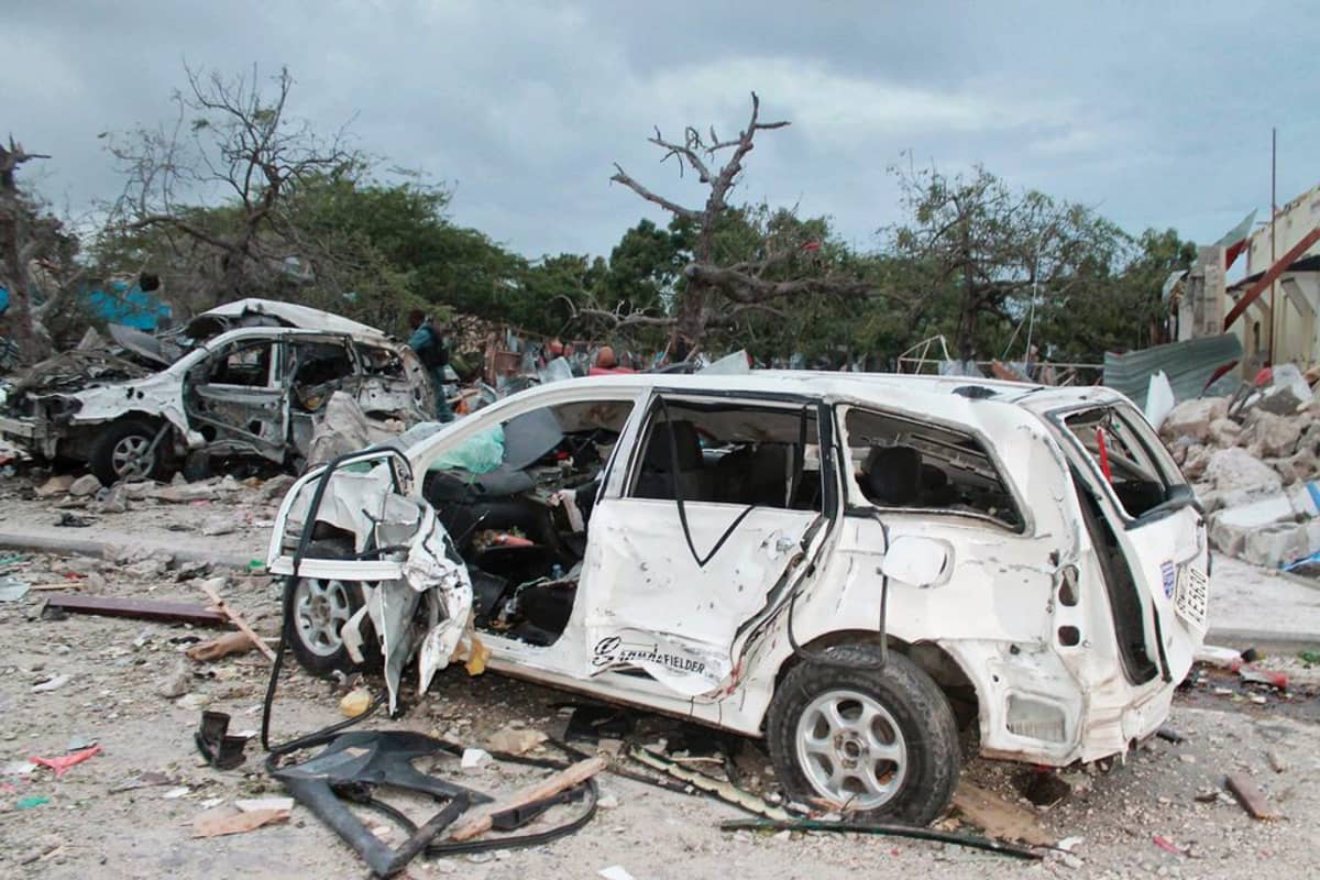 Tuhoutuneita autoja lähellä hotellia Somalian Mogadishussa.