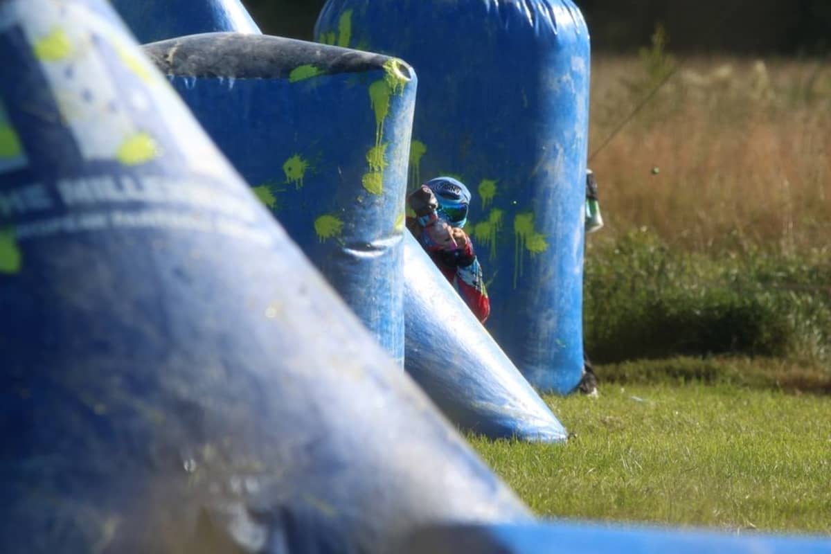 Pelaaja paintball-pelikentällä