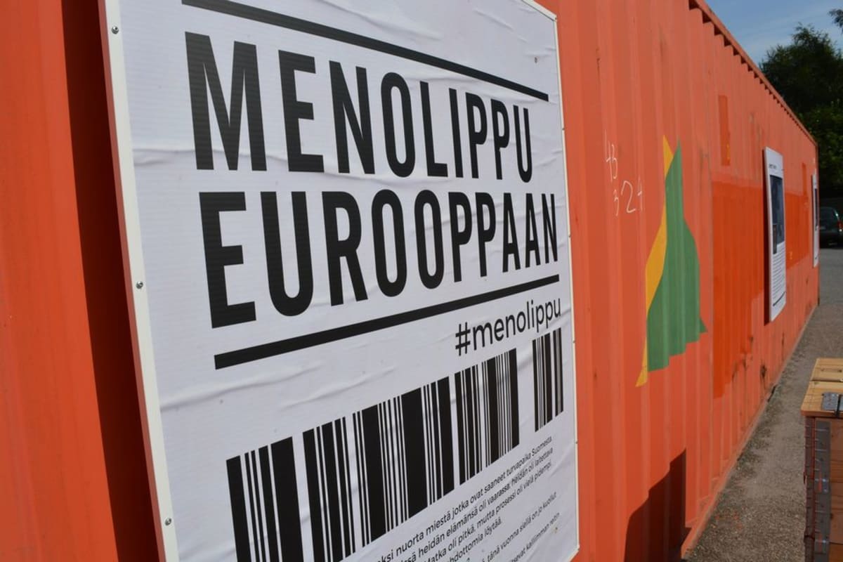 Menolippu Eurooppaan -projektin kontti vapaaehtoisine "salakuljetettavineen" on Vaasan torilla vuorokauden alkaen to 6.8. klo 20.30.