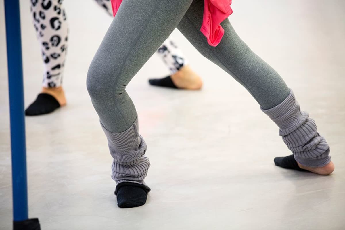 Kahden naisen jalat jumppatrikoot jalassa