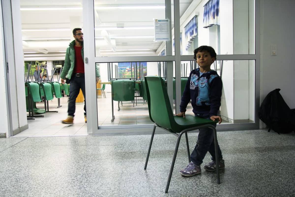 Josef Nasir Kamis Dijeili leikkii mieluummin tuolilla, vaikka ruokailutilaan on tuotu palapeli.
