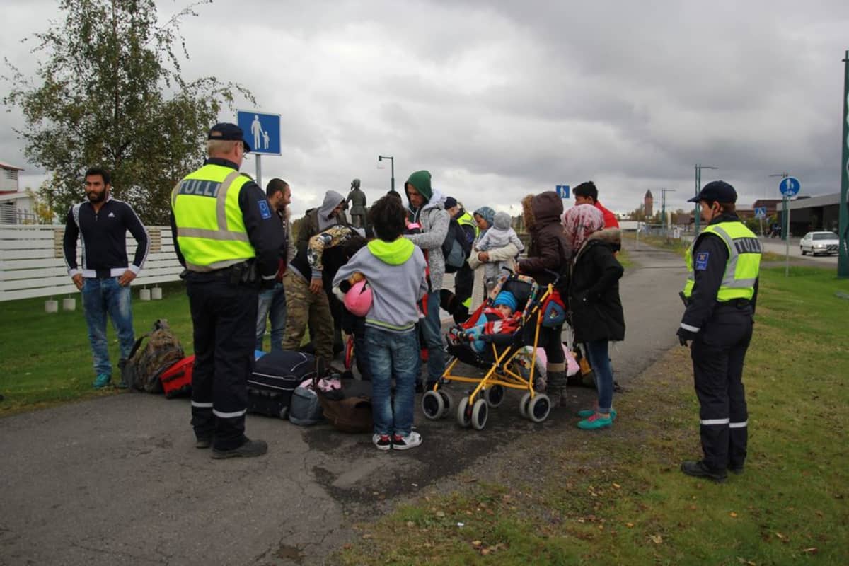 Mohammad Zanaan Garabin yhdeksänhenkinen perhe käveli Ruotsin rajalta parinkymmenen hengen seurueessa. Garabi (keskellä vihreässä hupussa) kertoo perheen tulleen Irakin Kirkukista. Kaupungin tuntumassa Yhdysvallat on tehnyt ilmaiskuja lopettaakseen Isisin terrorin.