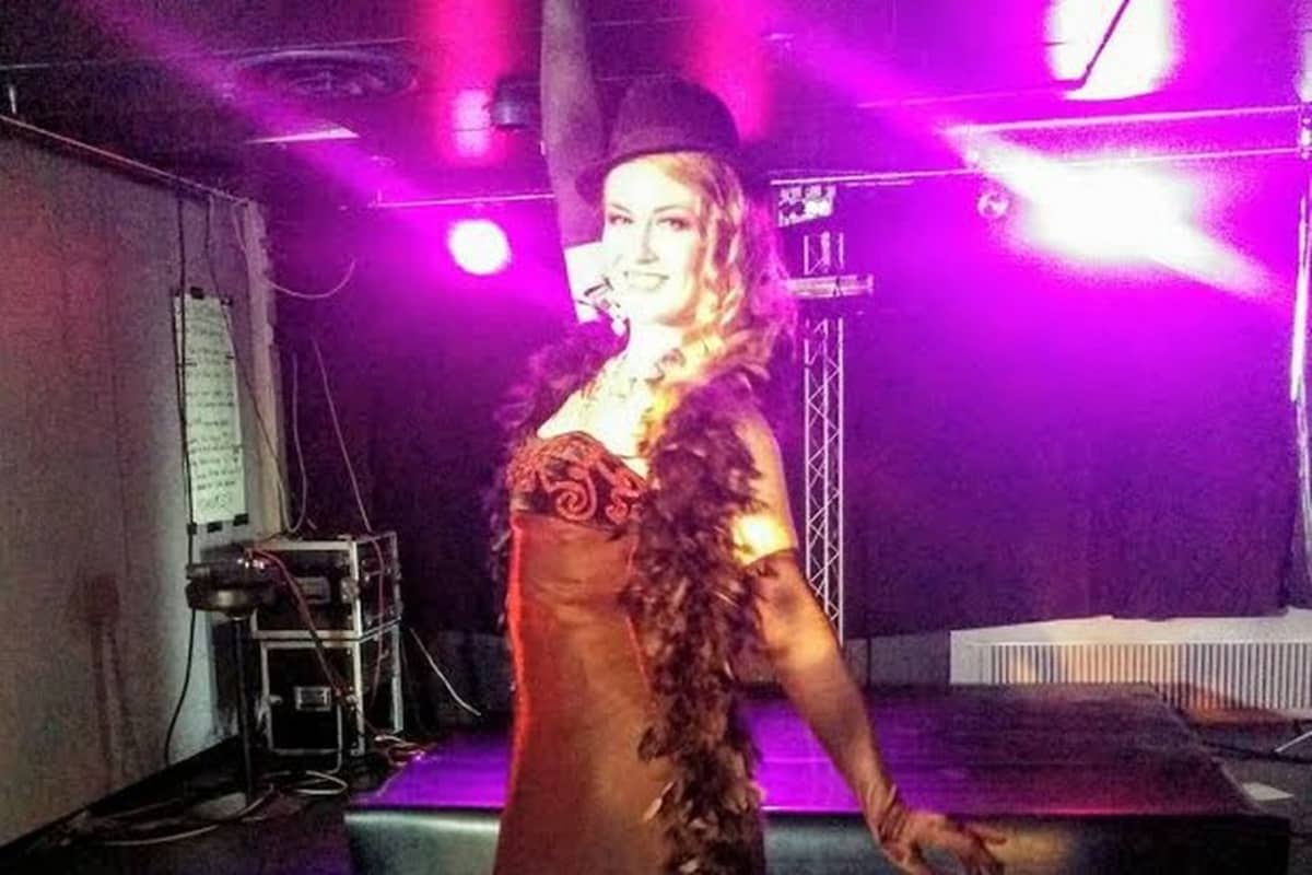 burleskitaiteillija Kiki LaFox