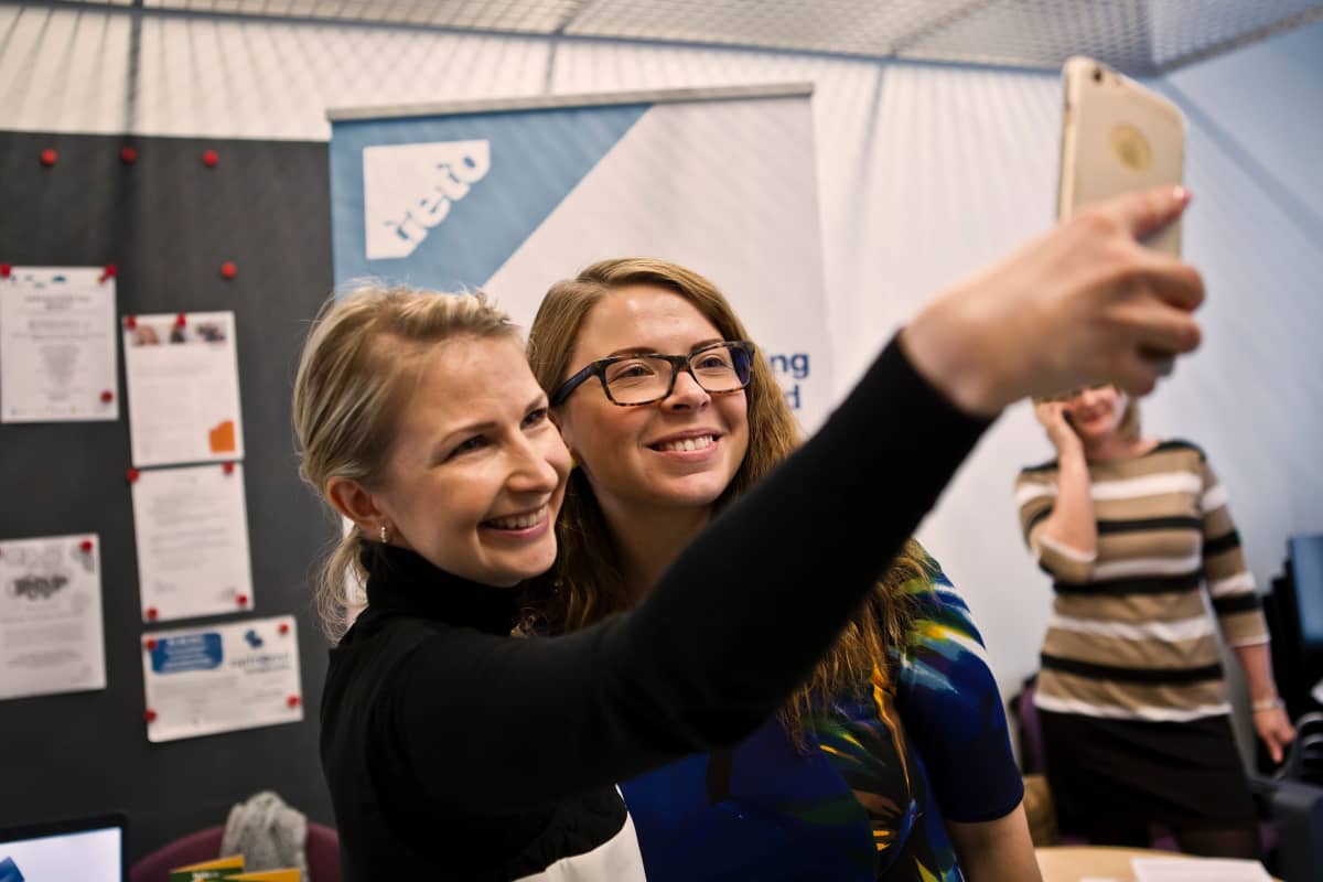 Tieto Estonian rektytoijat Laura Eelmaa ja Daisy Inslermann ottavat selfien Turussa.
