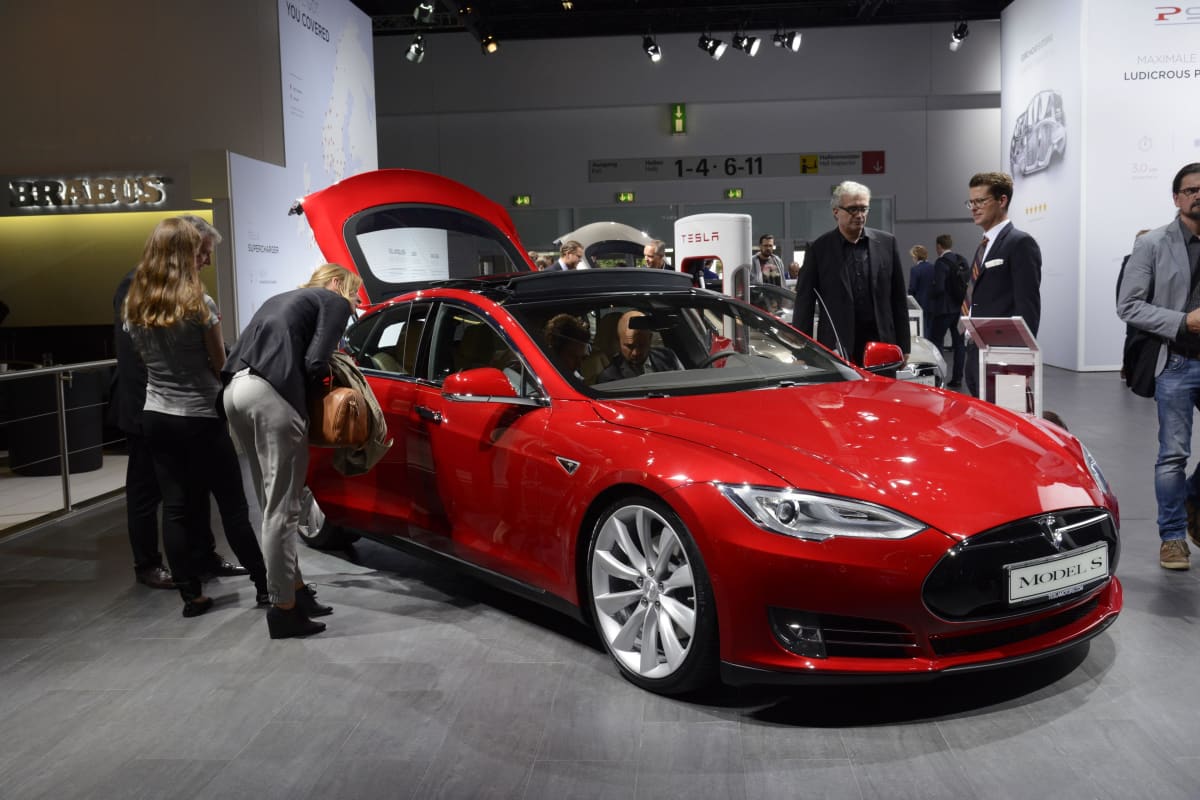 Tesla model S -sähköauto Frankfurtin automessuilla syyskuussa 2015.