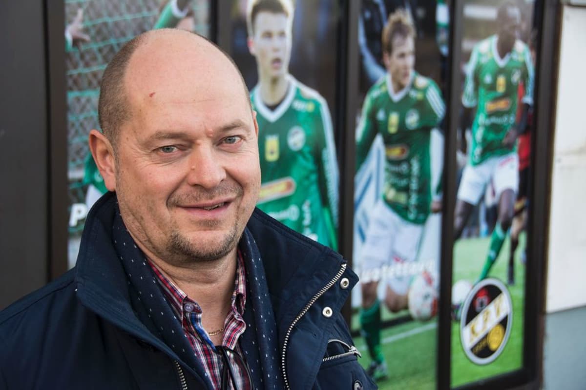 Matti Laitinen KPV:n toimiston edessä, taustalla pelaajien kuvagalleriaa.