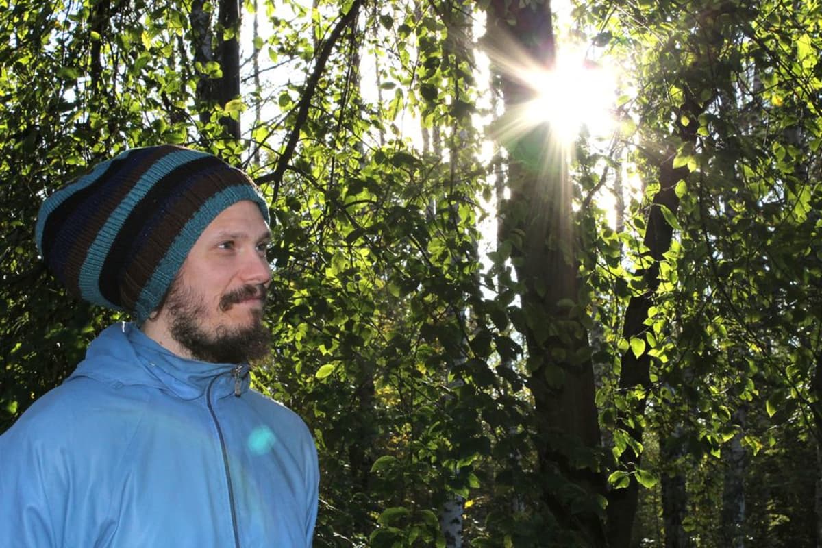 Olli Vuokko metsässä.