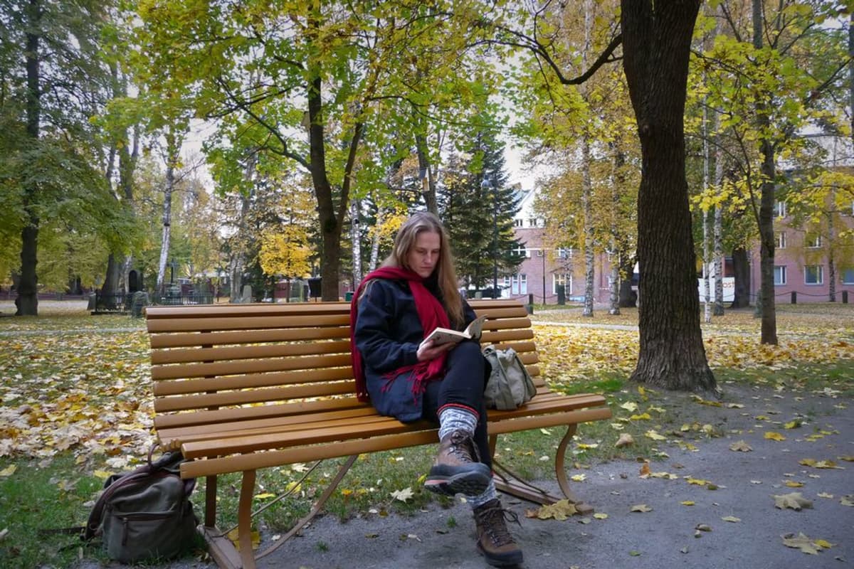 Alexandra Salmela lukee kirjaa puistossa