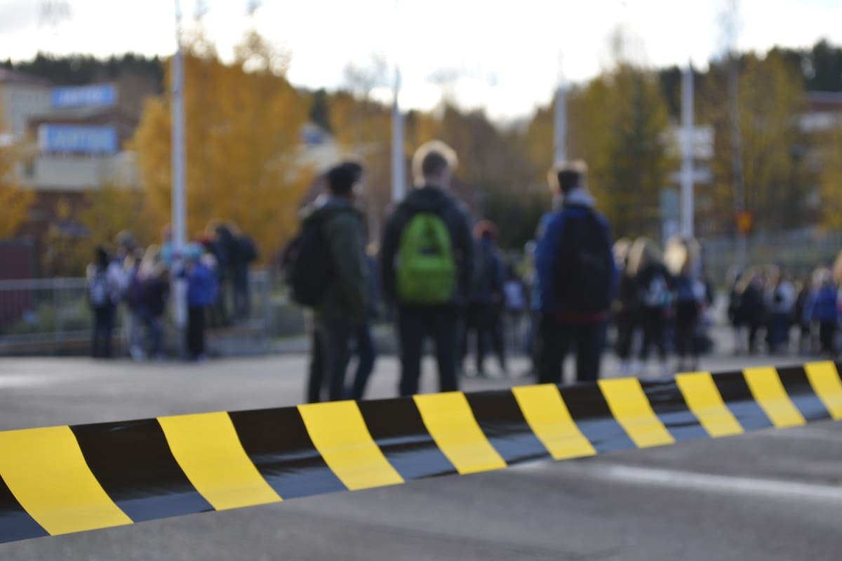 Tiirismaan koululaisia välitunnilla Lahden messukeskuksessa.