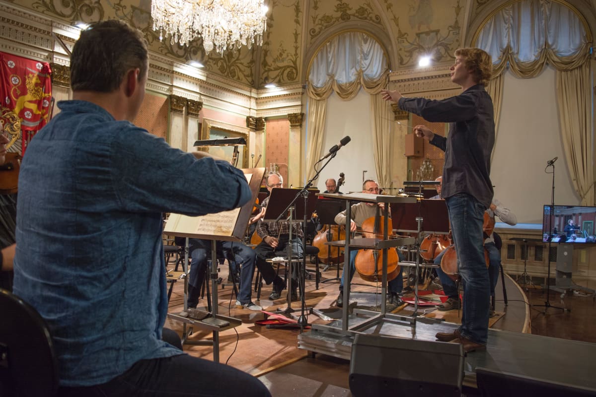 Eero Lehtimäki johtamassa Jorma Panula kapellimestarikilpailun orkestereina yhteistyössä toimivia Vaasan kaupunginorkesteria ja Jyväskylän Sinfoniaa.