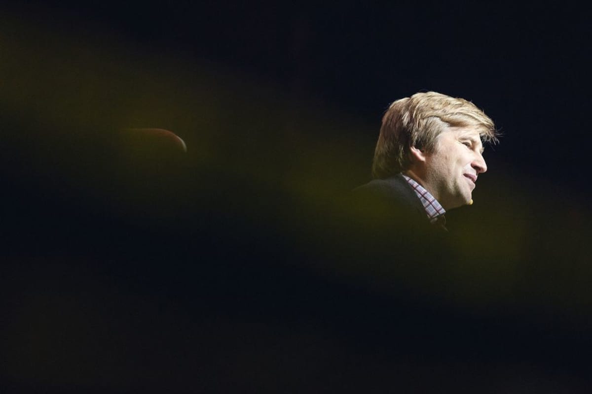 Kristo Käärmann pitämässä puhetta Silver Stage -päälavalla.