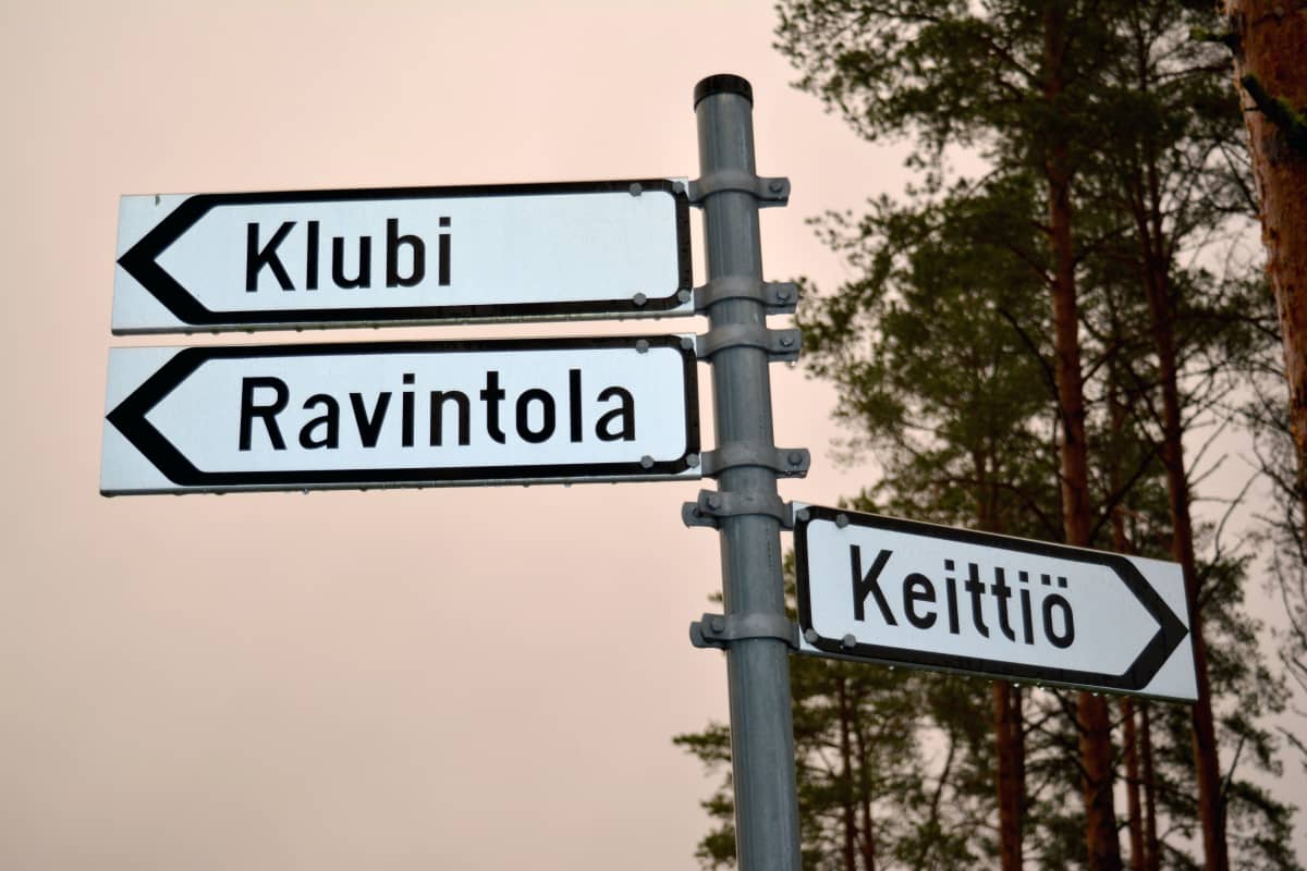 Opastekyltti golfkentällä.