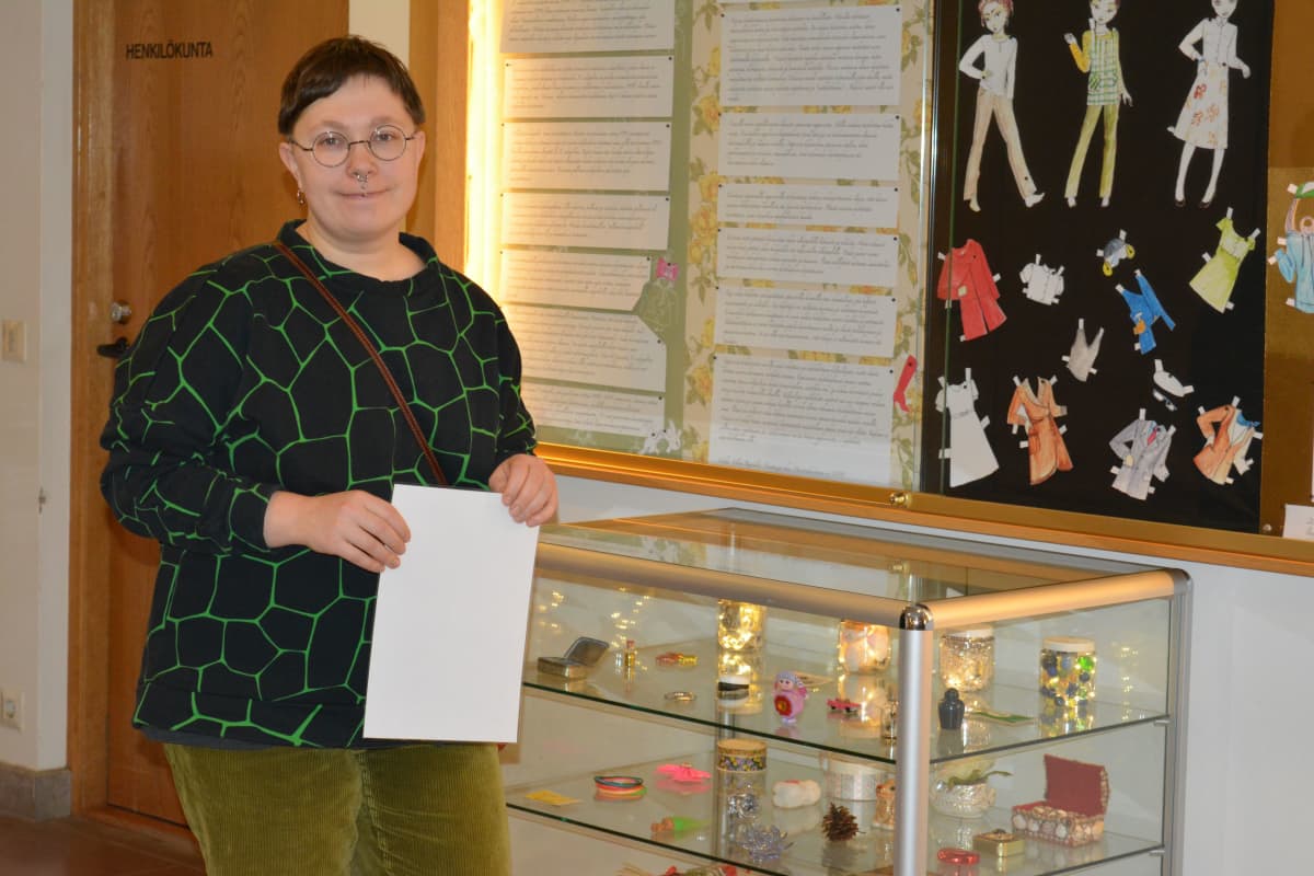 Kaaos-esityksen lavastaja ja näyttelyn kerännyt Veera-Maija Murtola on valmiina perjantain ensi-iltaan.