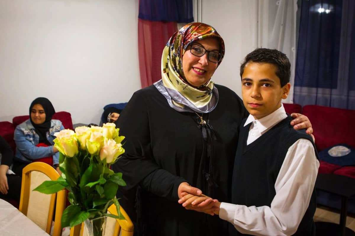 Islam Abo Bakr äitinsä Iman Souranin kanssa kotona Kuopiossa.
