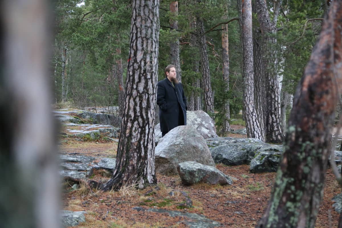 Mies lunnon keskellä.